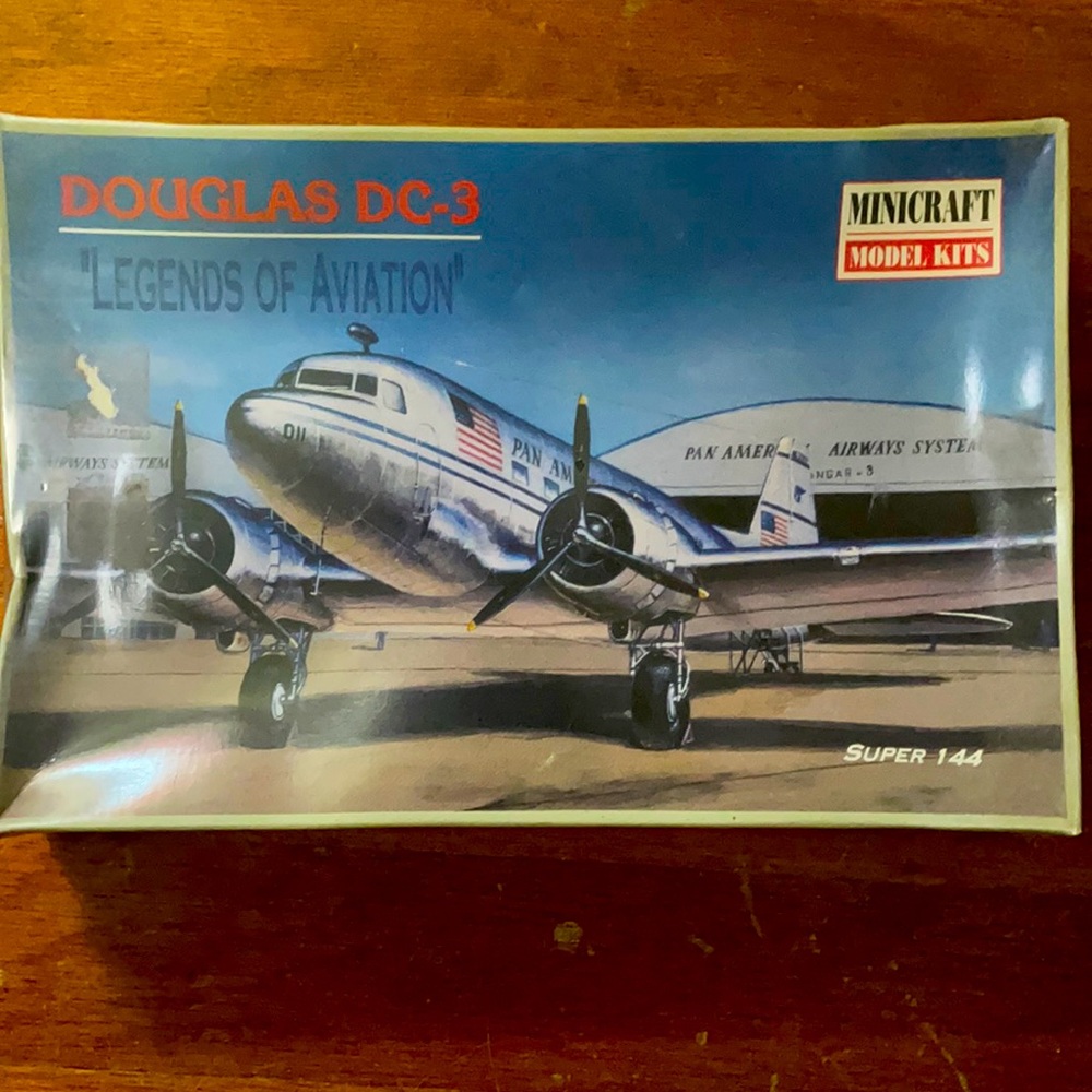 “VINTAGE” DOUGLAS DC-3 “Legends of Aviation” Super 144, MINICRAFT Model Kit
